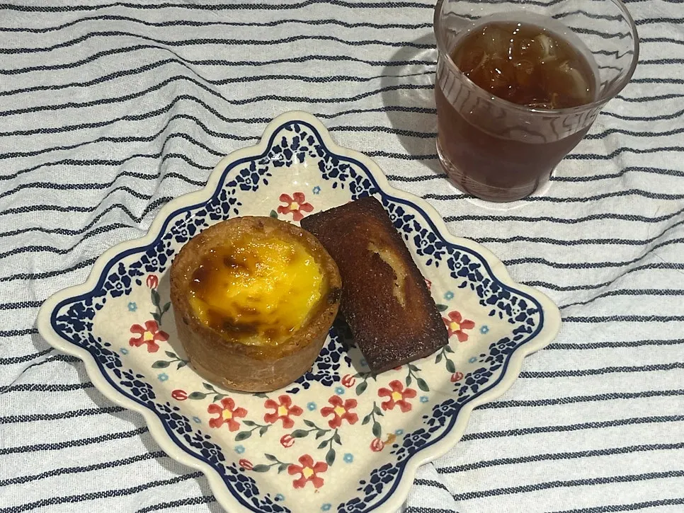 Egg tart and financiers reheated at home