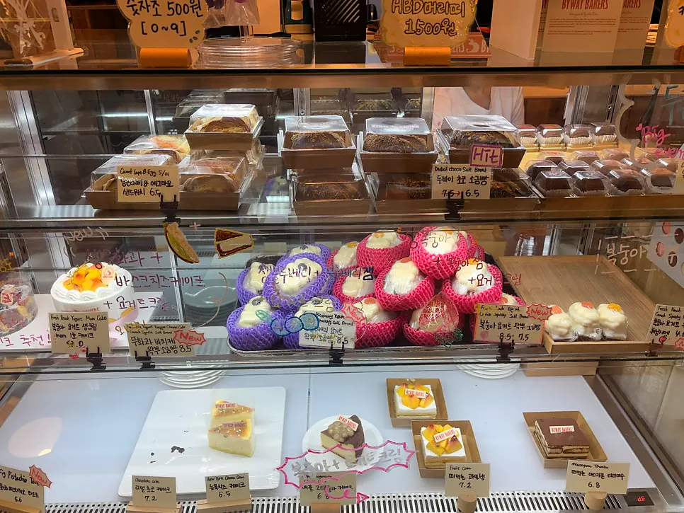 BYWAY BAKERS展示櫃裡陳列的甜點