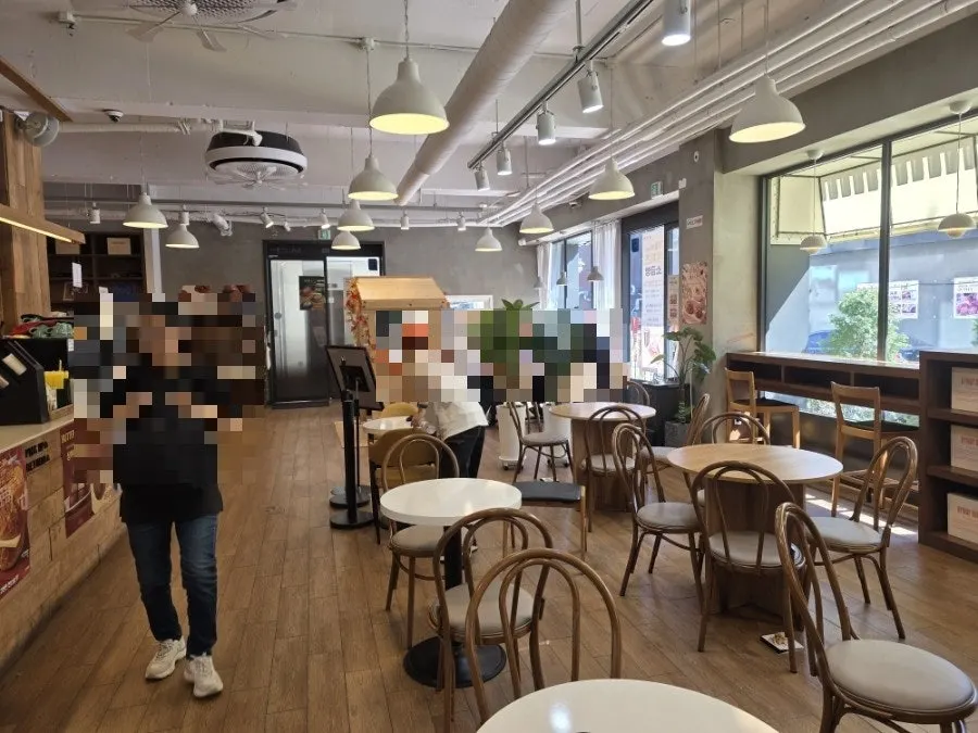 브라운톤 우드 인테리어의 매장 내부