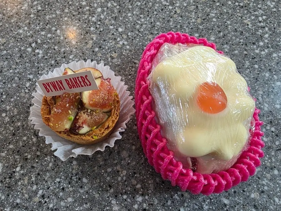 공원 벤치에서 마신 아이스 바닐라라떼