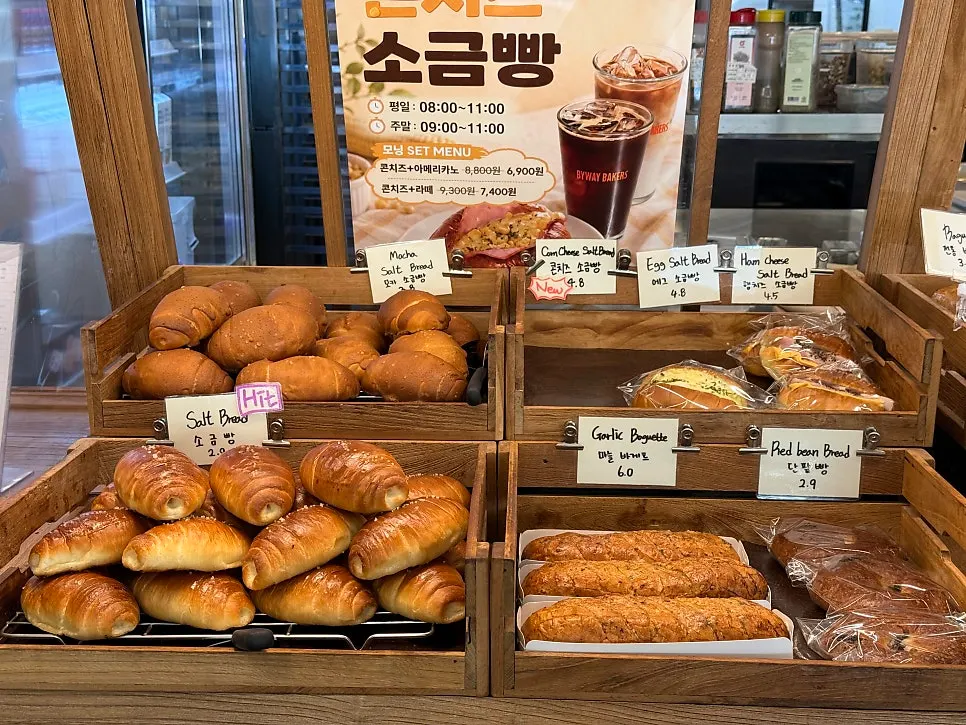 약 60여 가지 빵이 진열된 베이커리 매대