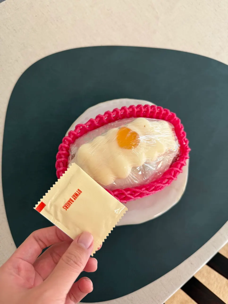 화이트초콜릿으로 감싼 왁뿌소금빵 클로즈업
