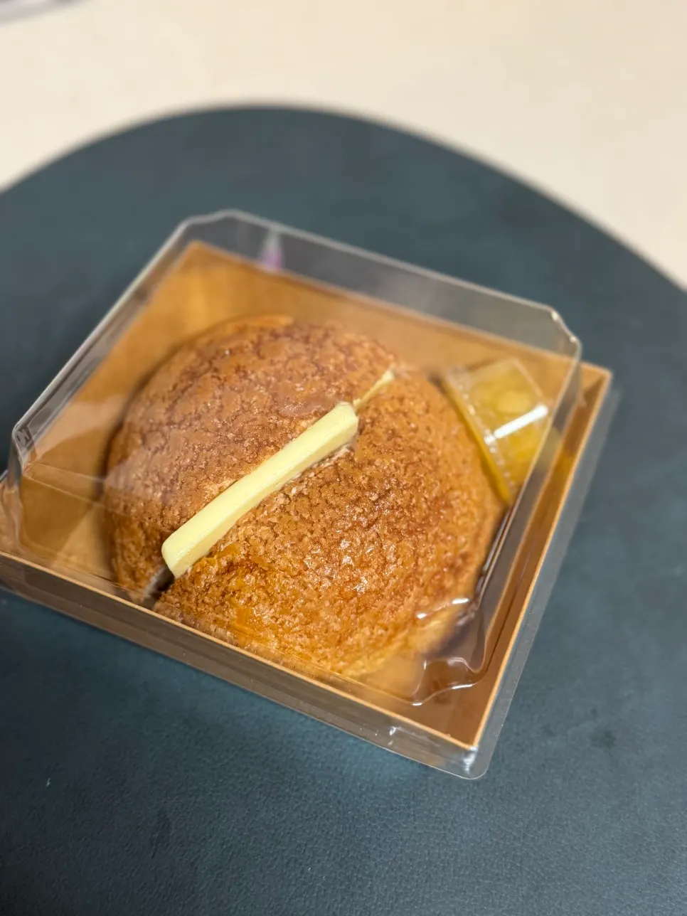 테이블 위 왁뿌소금빵 디저트 접시