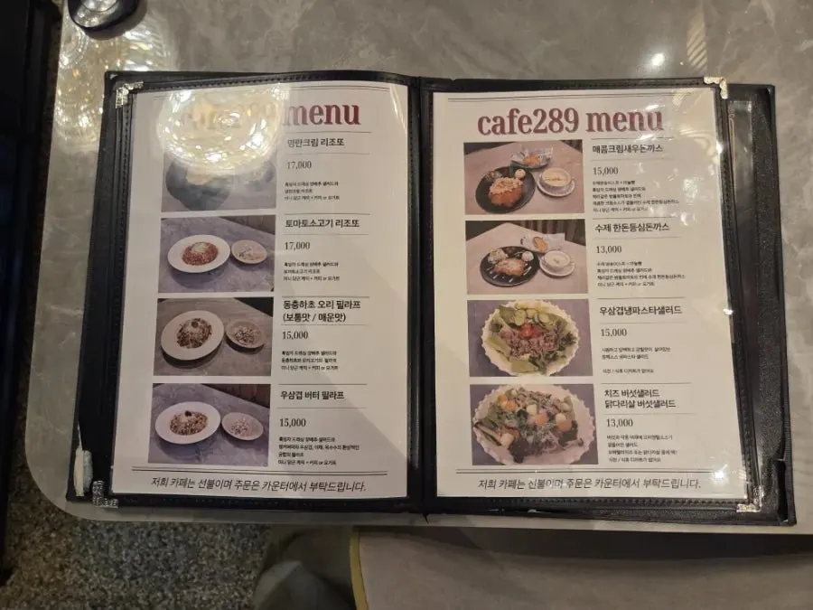 Interior decorative items at Café289