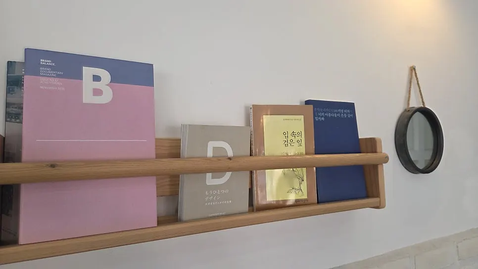 카페에 놓인 시집 입 속의 검은 잎