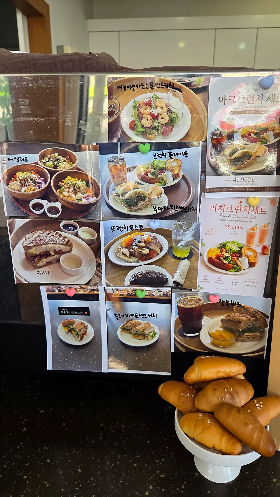담백한 빵 위주의 베이커리 진열대