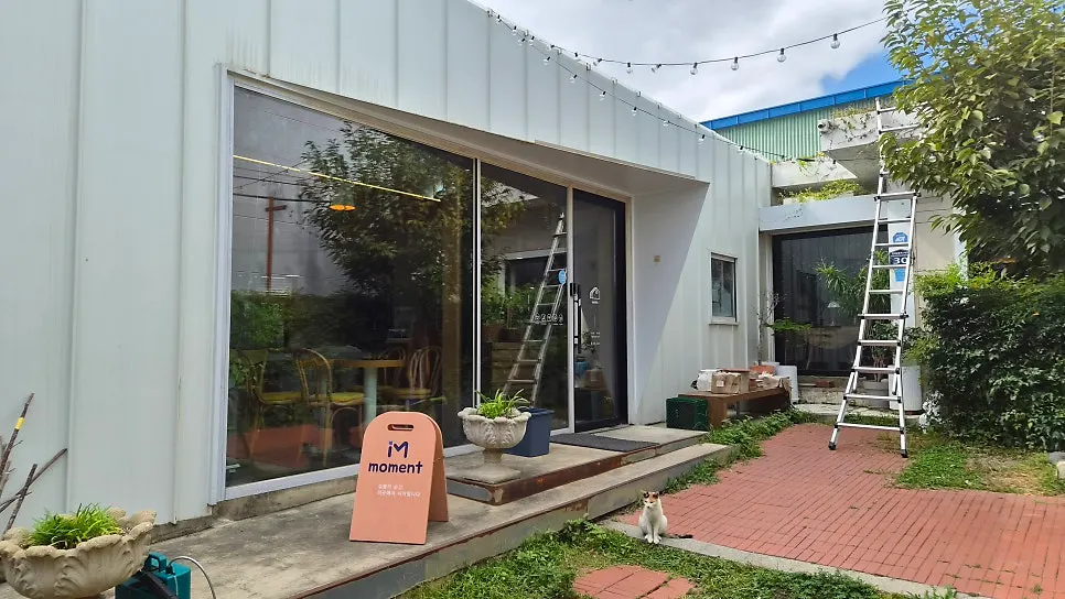 능소화가 피는 카페 부아장 외부 벽면