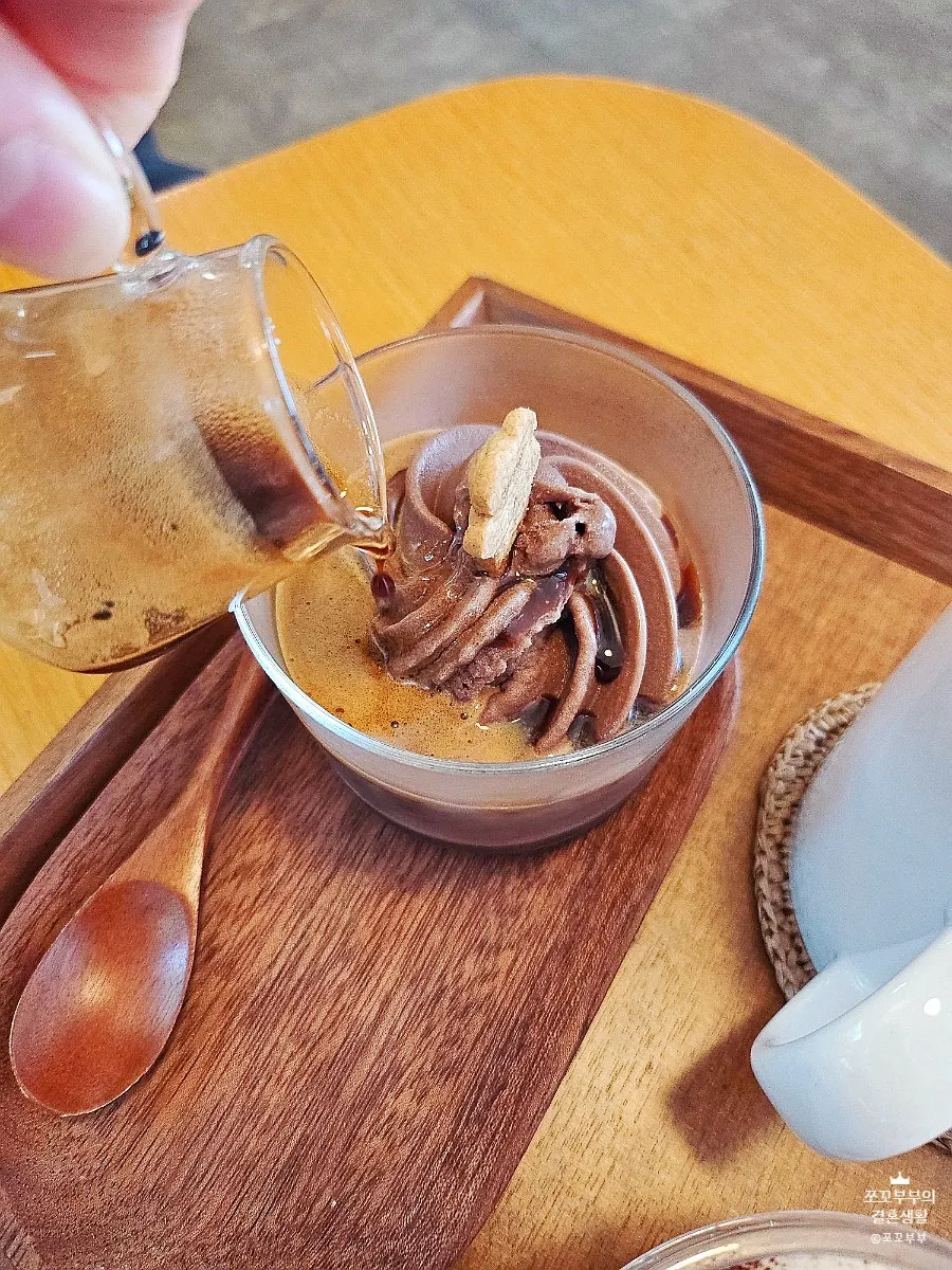 Table at Café Buajang with dessert and drink