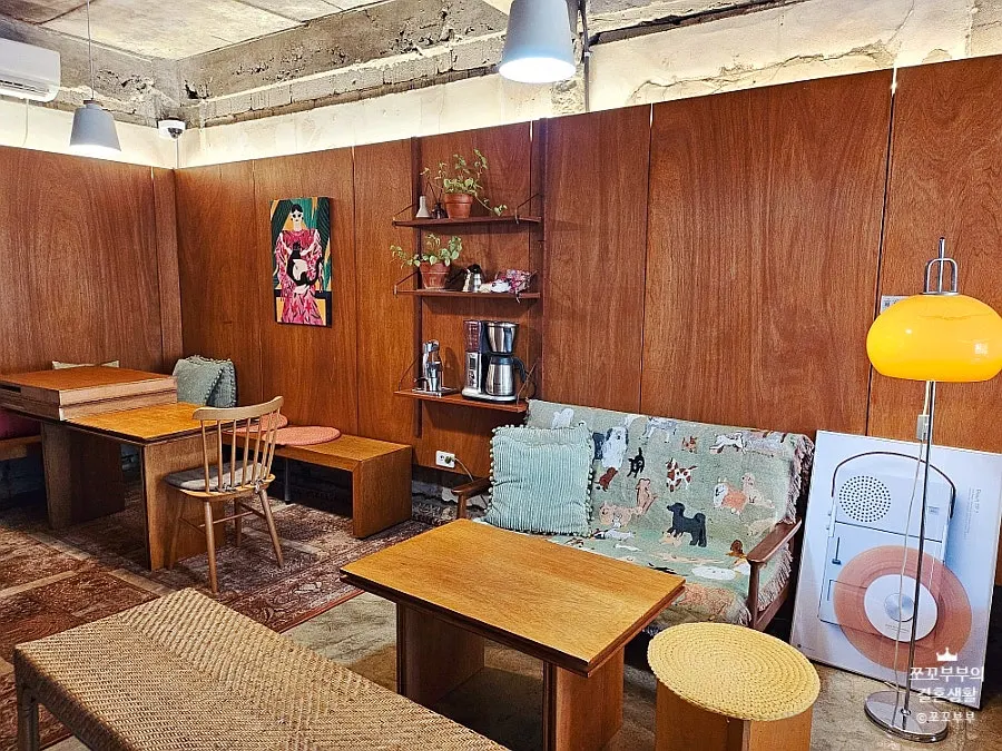 Plants and space outside Café Buajang
