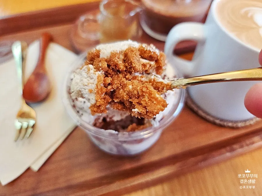 Chestnut tiramisu with a warm caffe latte