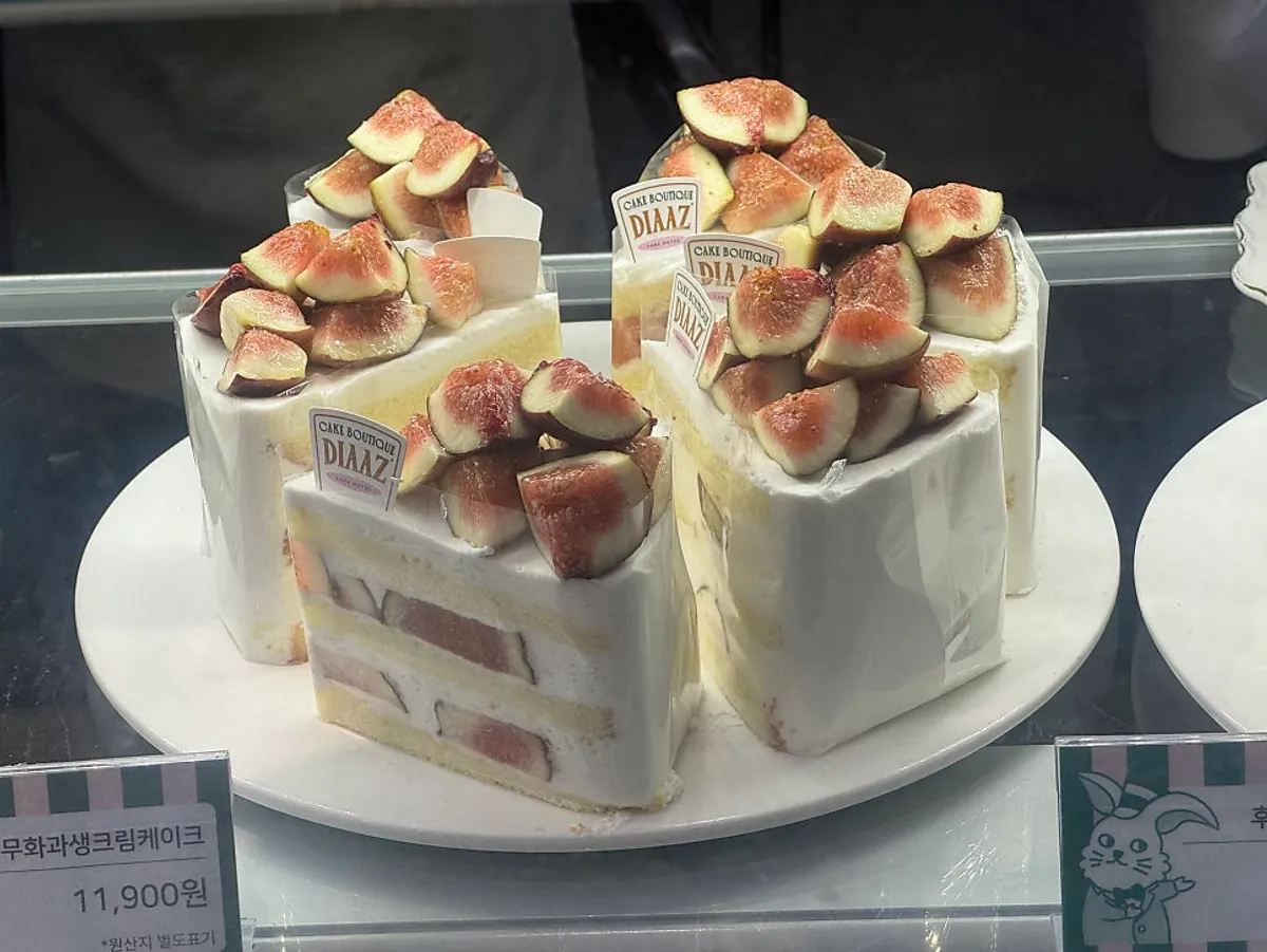 Packed fig cream cake slice with two drinks to go