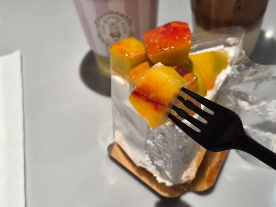 케이크 위에 올라간 큼직한 복숭아 조각
