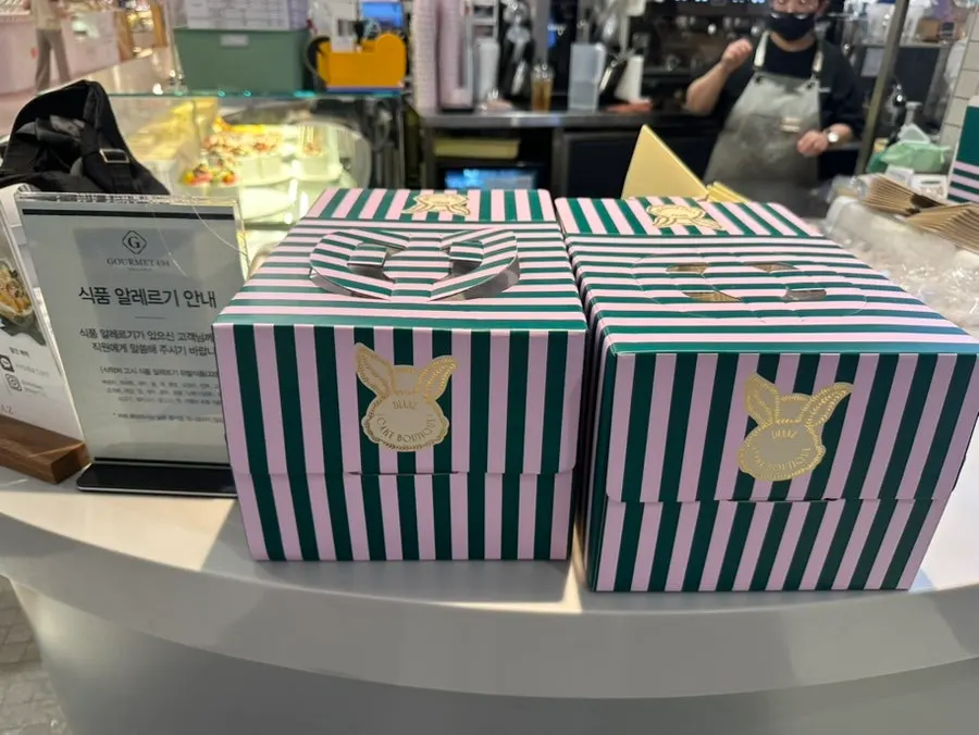카페디아즈 홀케이크 예약 안내와 매장 진열대