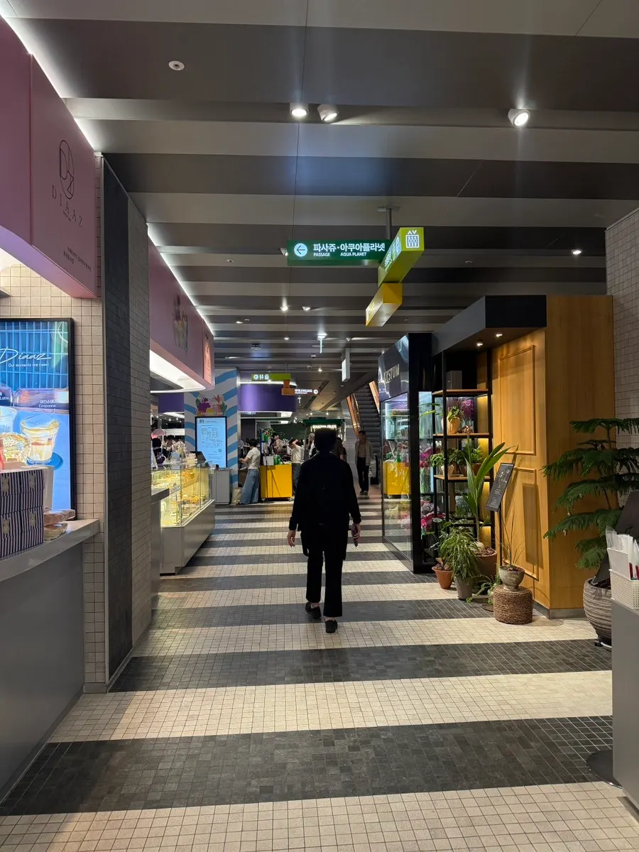 Café zone corridor on basement level 1 of Galleria Gwanggyo