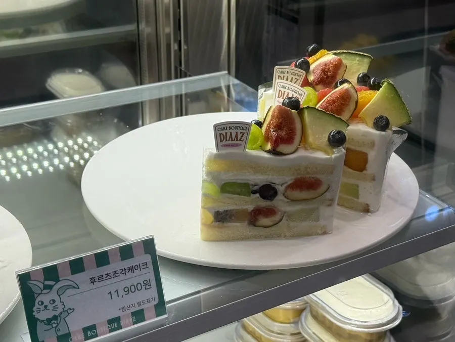 Slice cakes displayed at Café Diaz