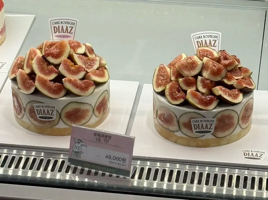 Various types of whole cakes displayed at Café Diaz