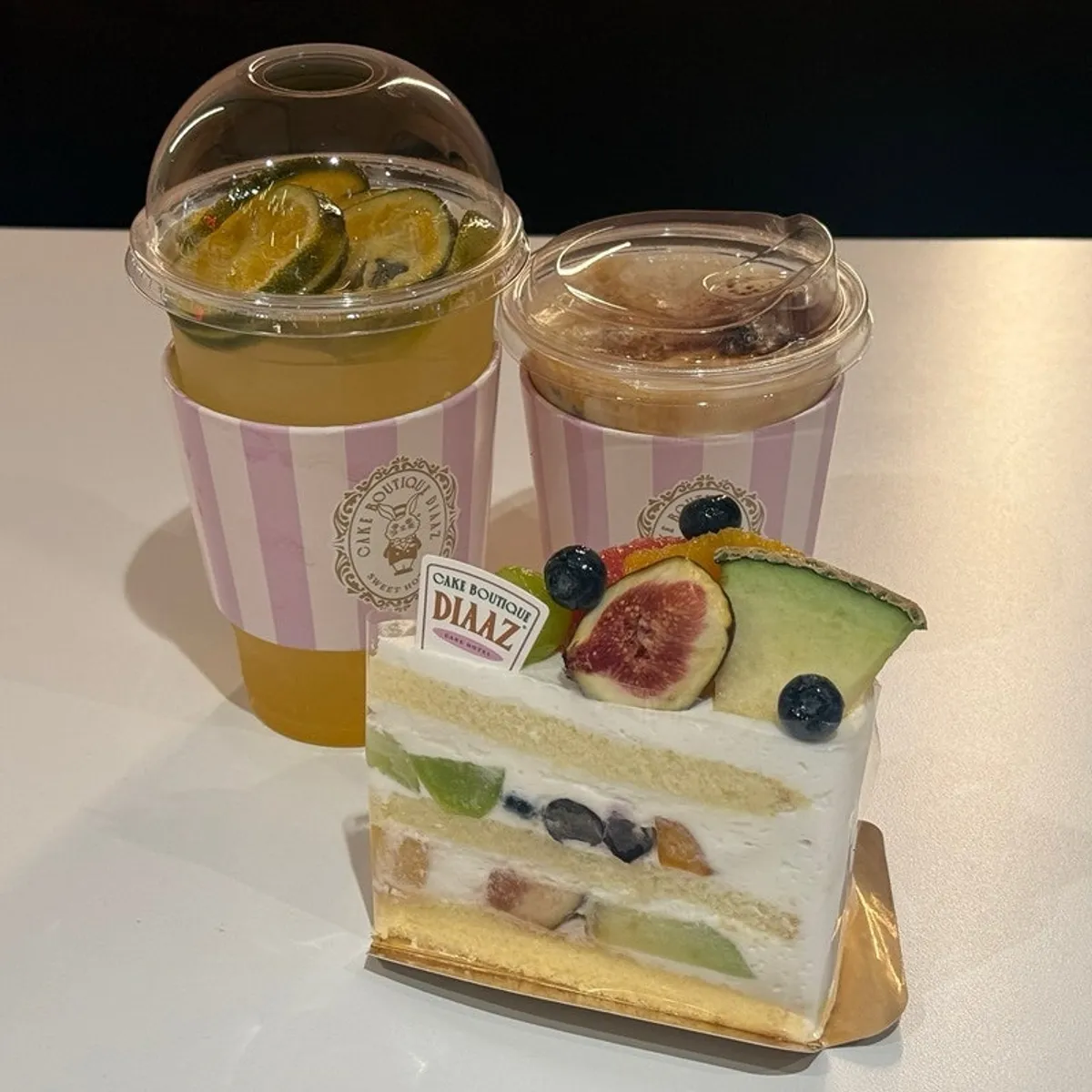 Fruit slice cake and drinks on the table