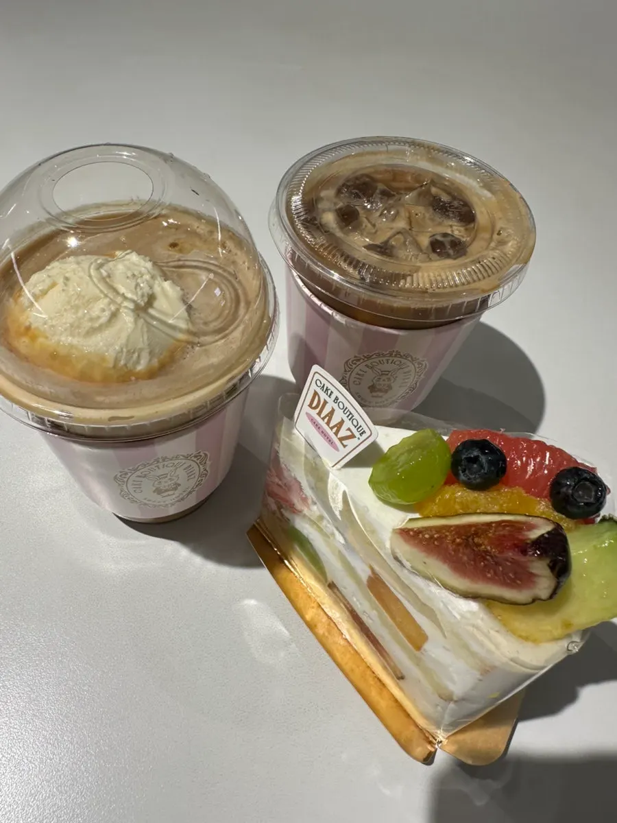 과일이 빽빽하게 박힌 후루츠조각케이크 단면