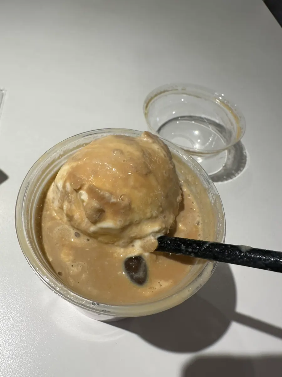 아이스크림 한 스쿱이 올라간 아이스크림라떼