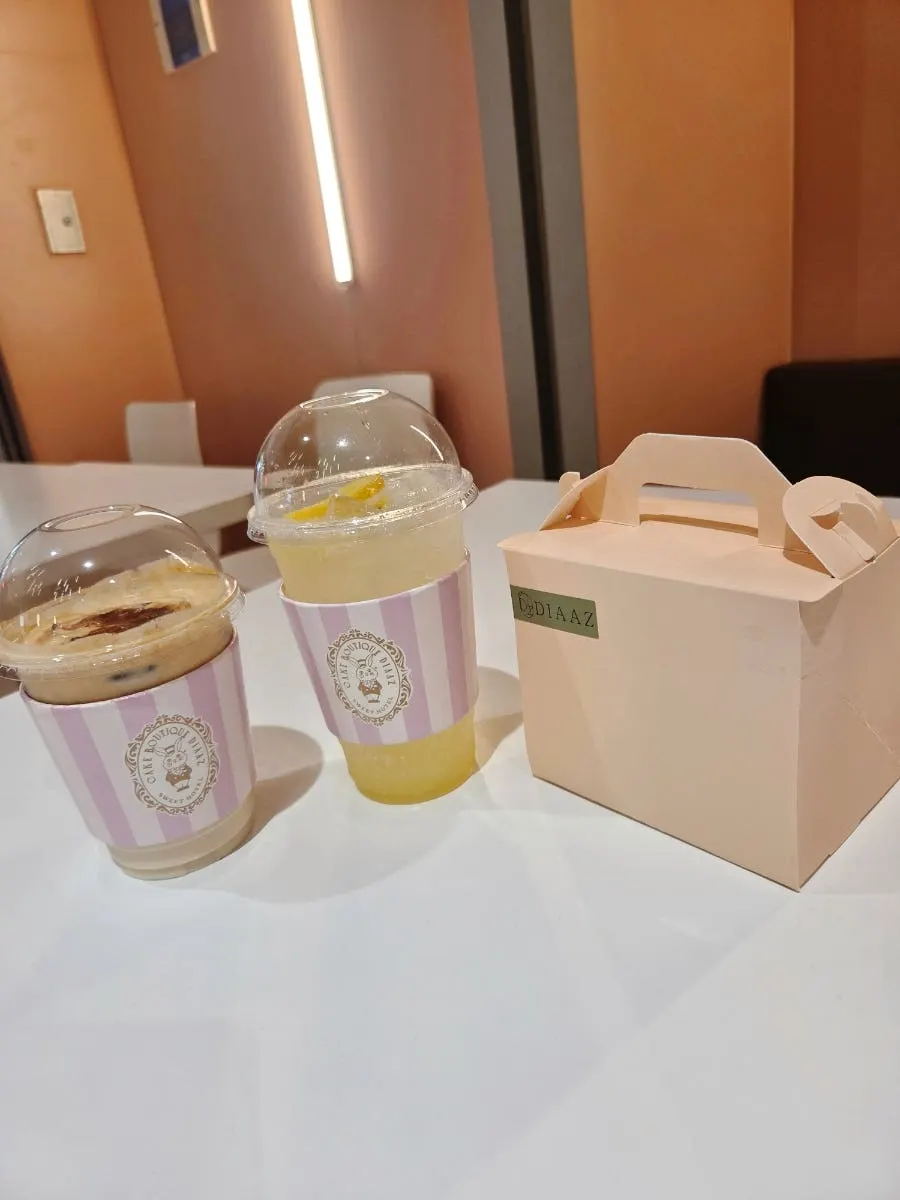 푸드코트 테이블에 올린 카페디아즈 디저트와 음료