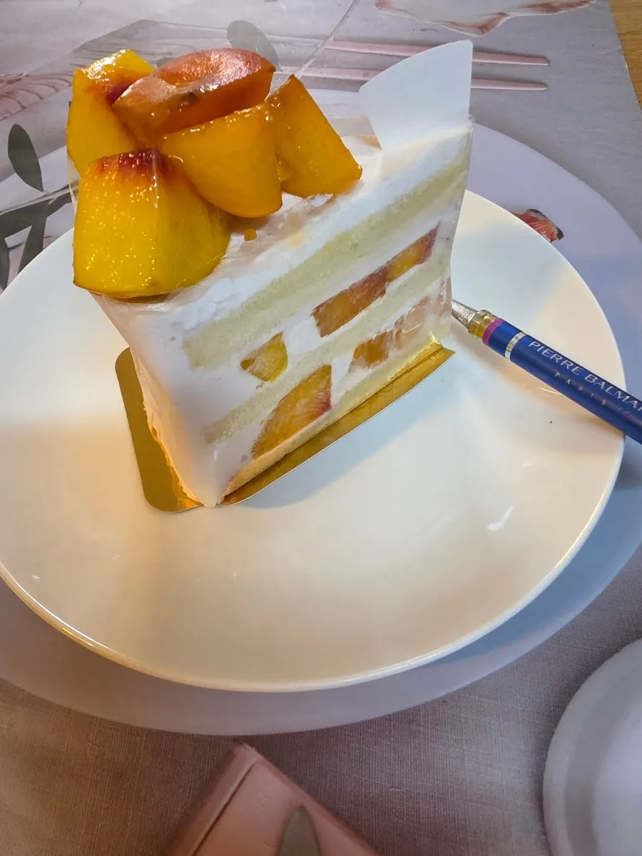 Cross-section of the fig cake slice and cream