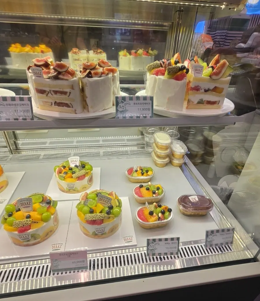 Fruit and cream layered between the peach cake's sheets