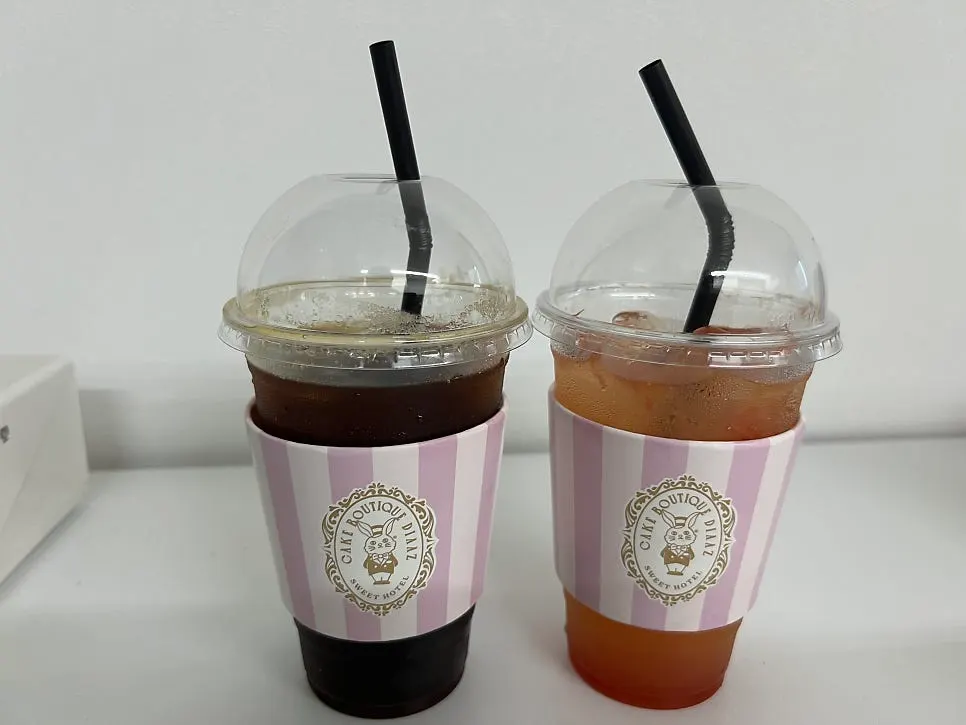 아이스 아메리카노와 자몽에이드 두 잔