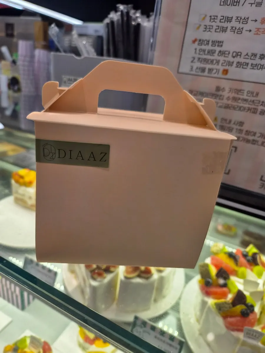 과일 케이크가 진열된 카페디아즈 쇼케이스