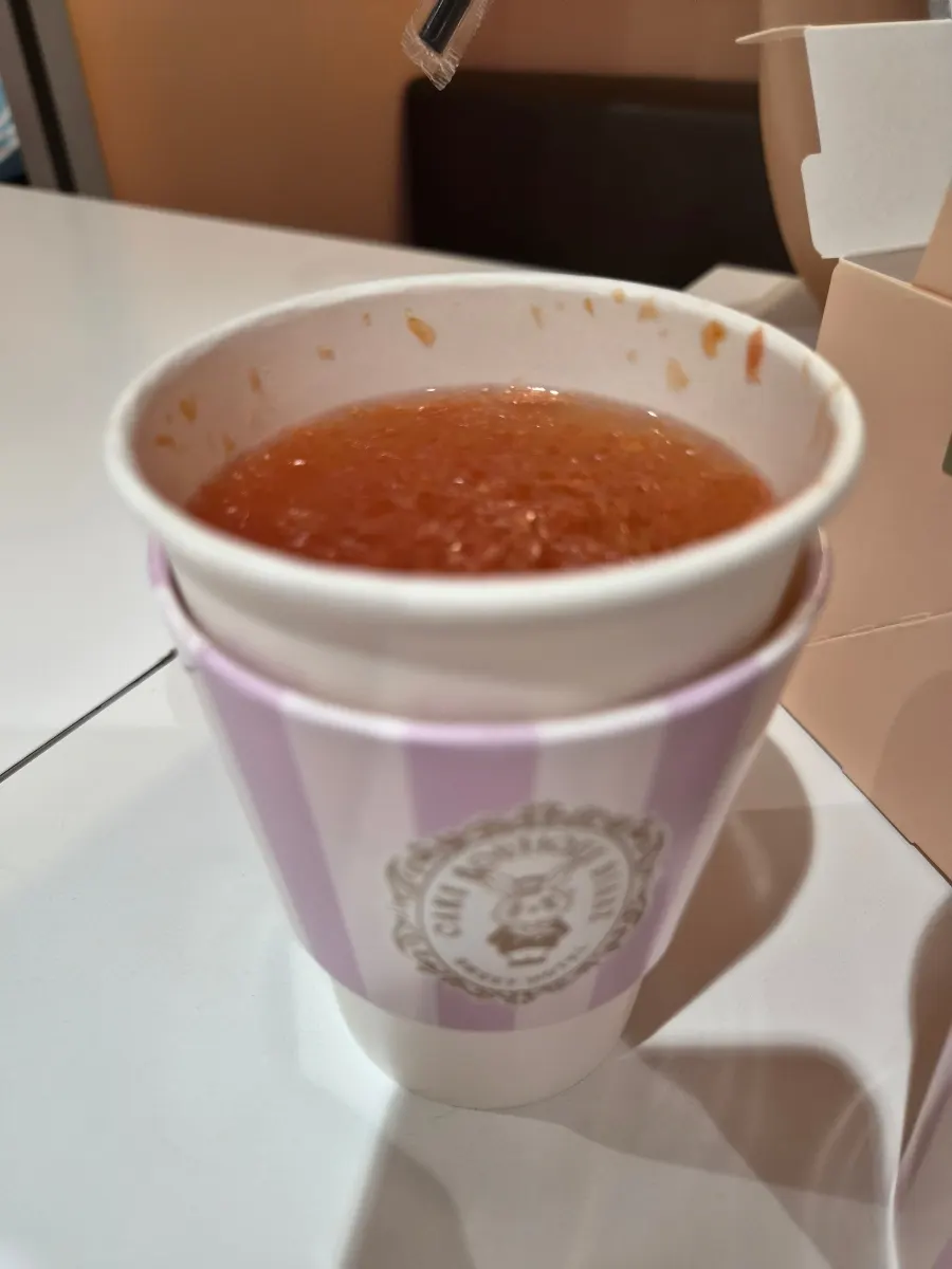 포크로 자른 무화과 생크림케이크 단면