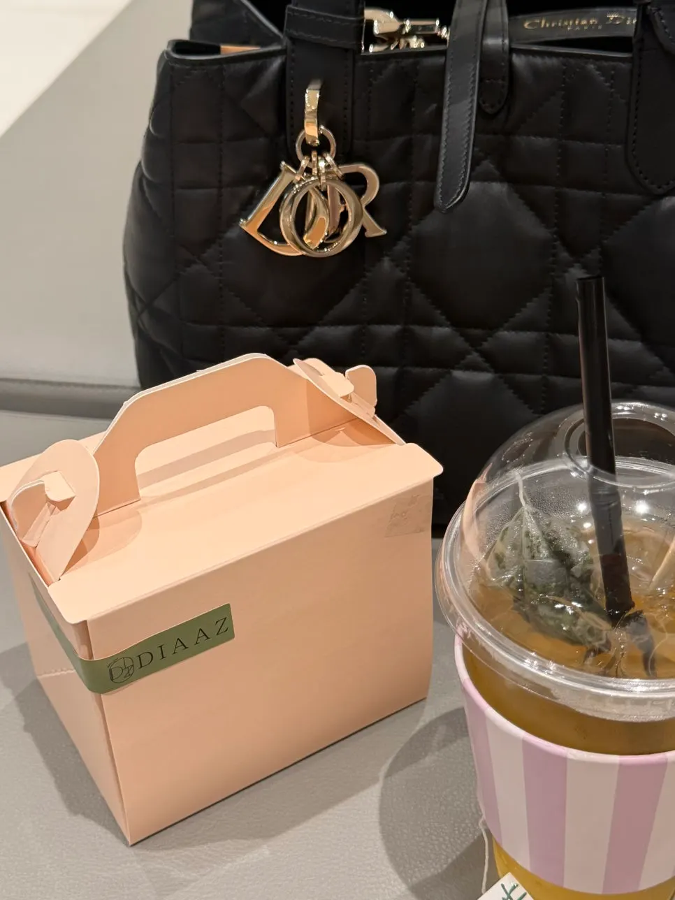 포크로 떠낸 복숭아 생크림 케이크 한 입
