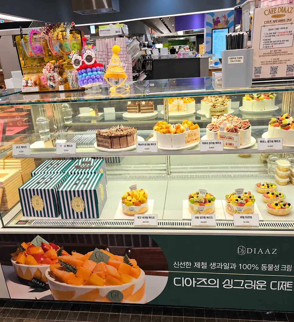 푸드코트와 식품관이 있는 지하 1층 매장 주변