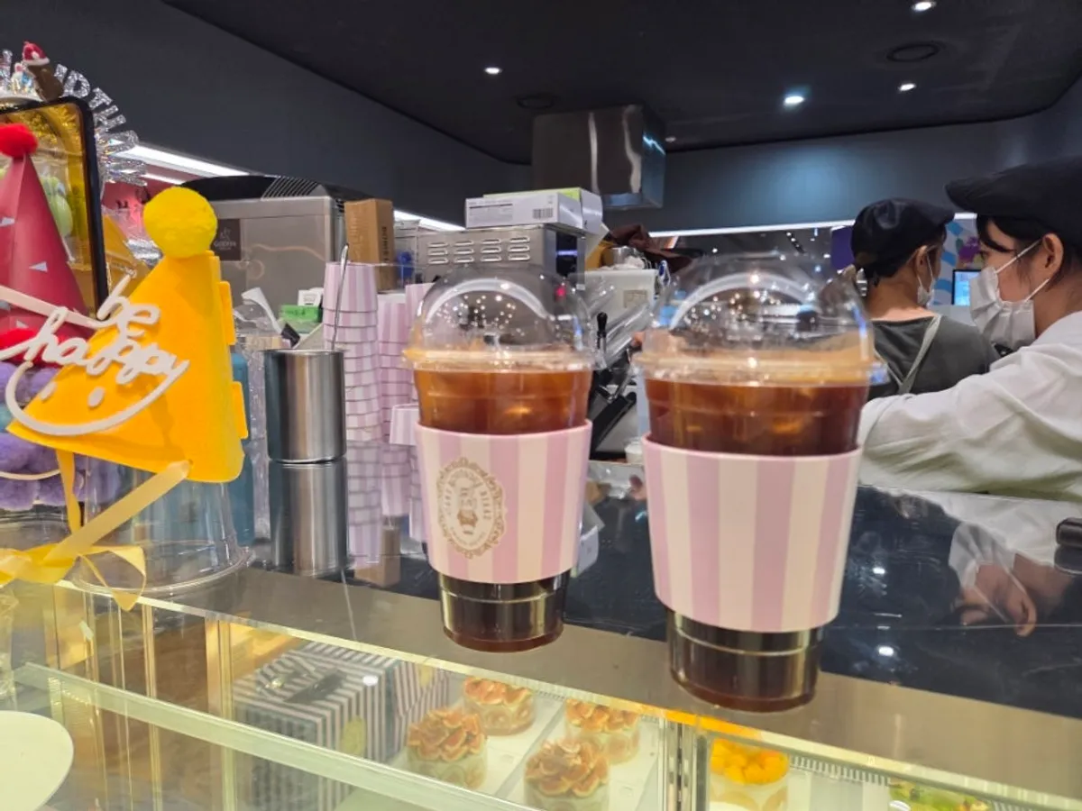 카페디아즈 갤러리아 광교점에서 테이크아웃한 아이스 아메리카노와 티라미수