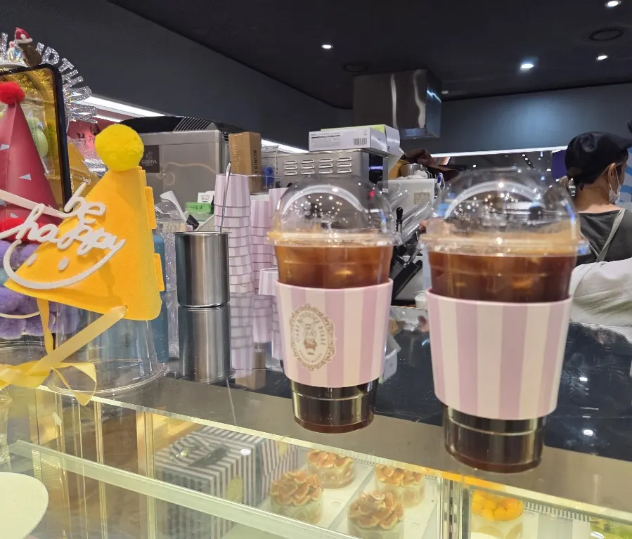 테이크아웃 컵에 담긴 아이스 아메리카노 두 잔