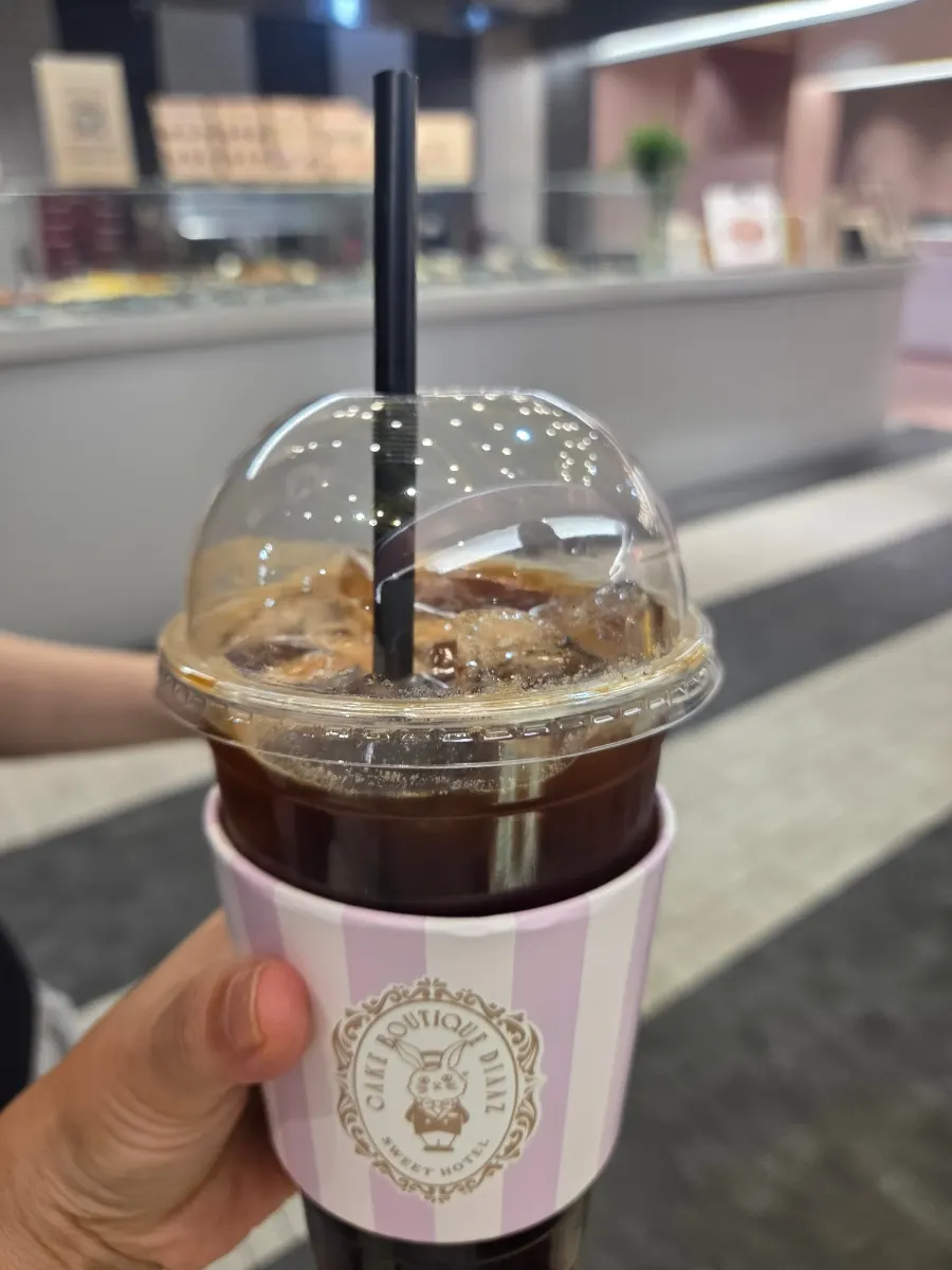 아이스 아메리카노와 떠먹는 티라미수 조합