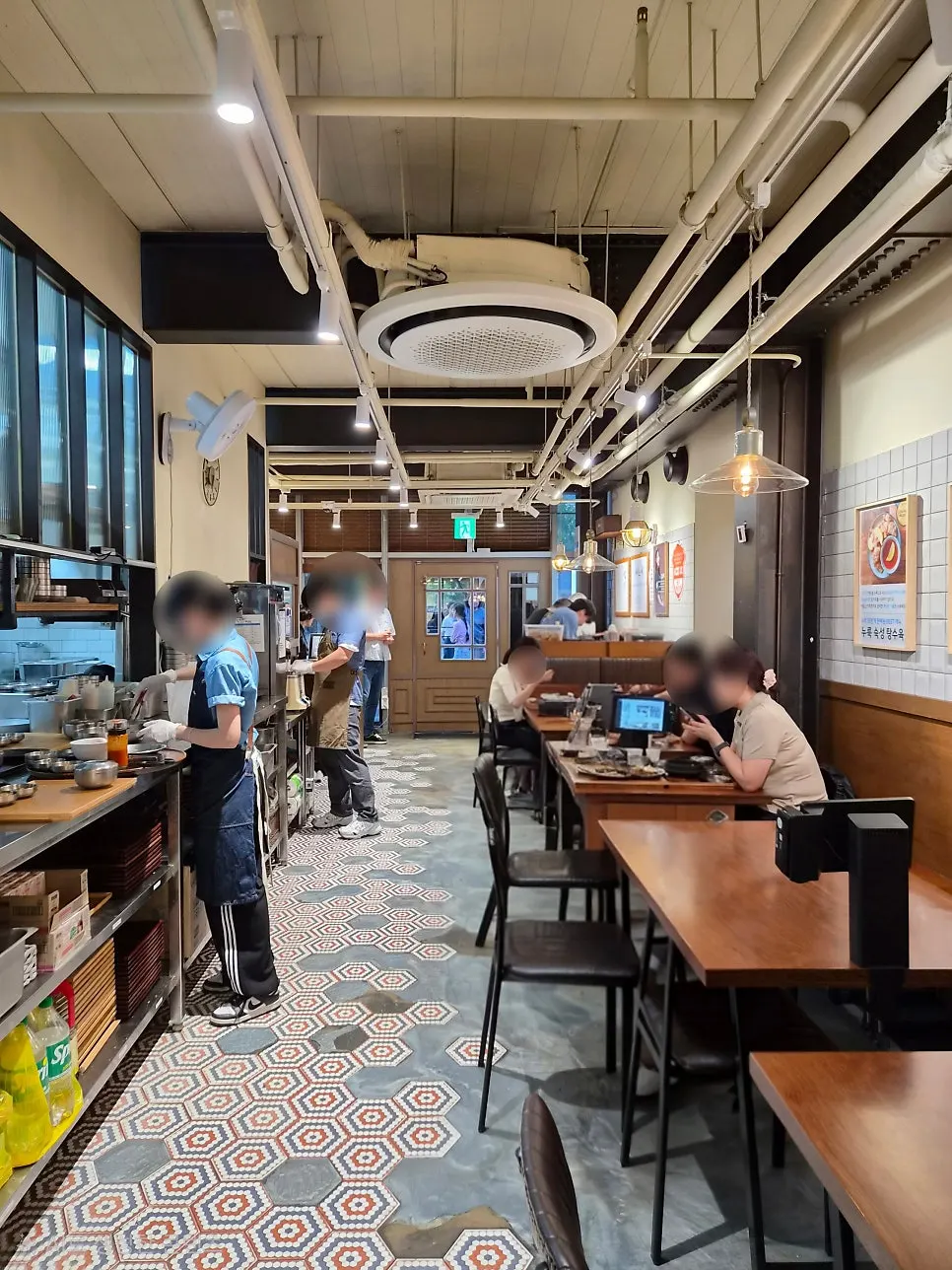 บรรยากาศภายในร้าน โต๊ะ 4 ที่นั่งและ 2 ที่นั่งของ Cafe Dongyi Chimsan Branch