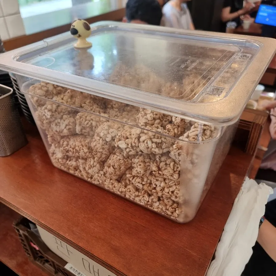 카페동이 침산점 밥과 김이 놓인 셀프바
