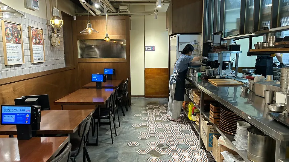 Table seating inside Cafe Dongyi Chimsan Branch