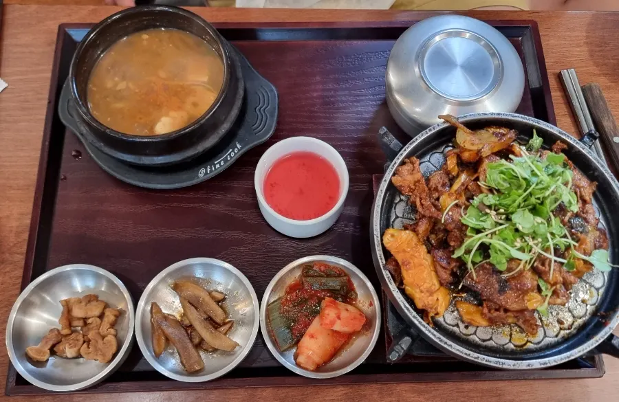 화로에 올라간 직화제육 한정식밥상