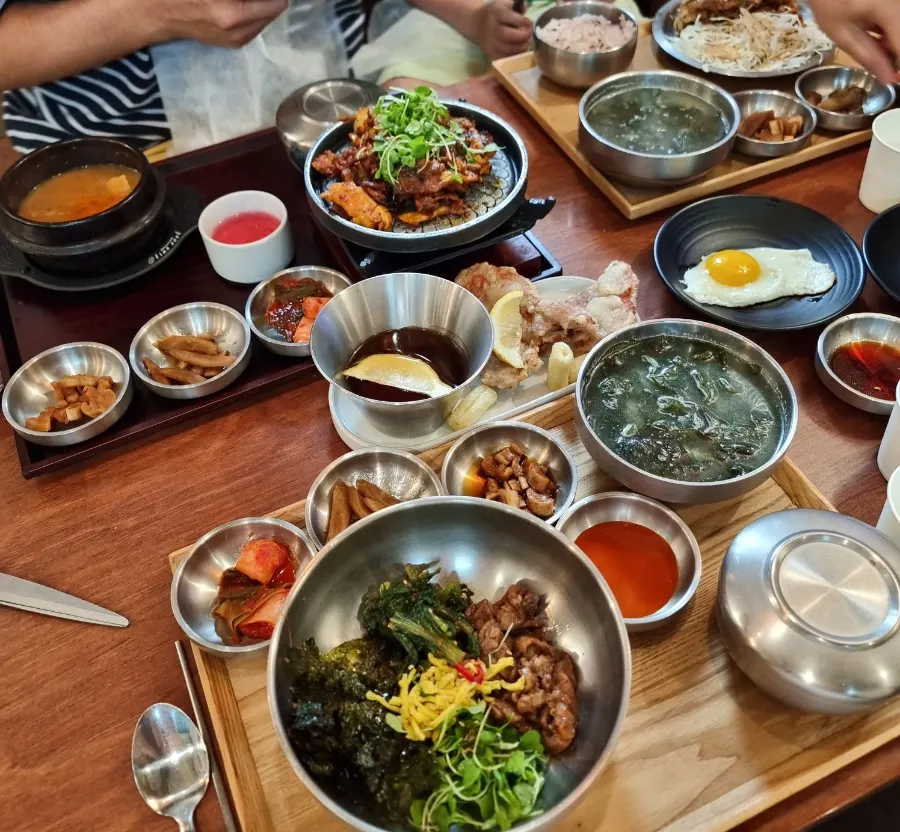 탕수육까지 함께 차려진 가족 한식 밥상
