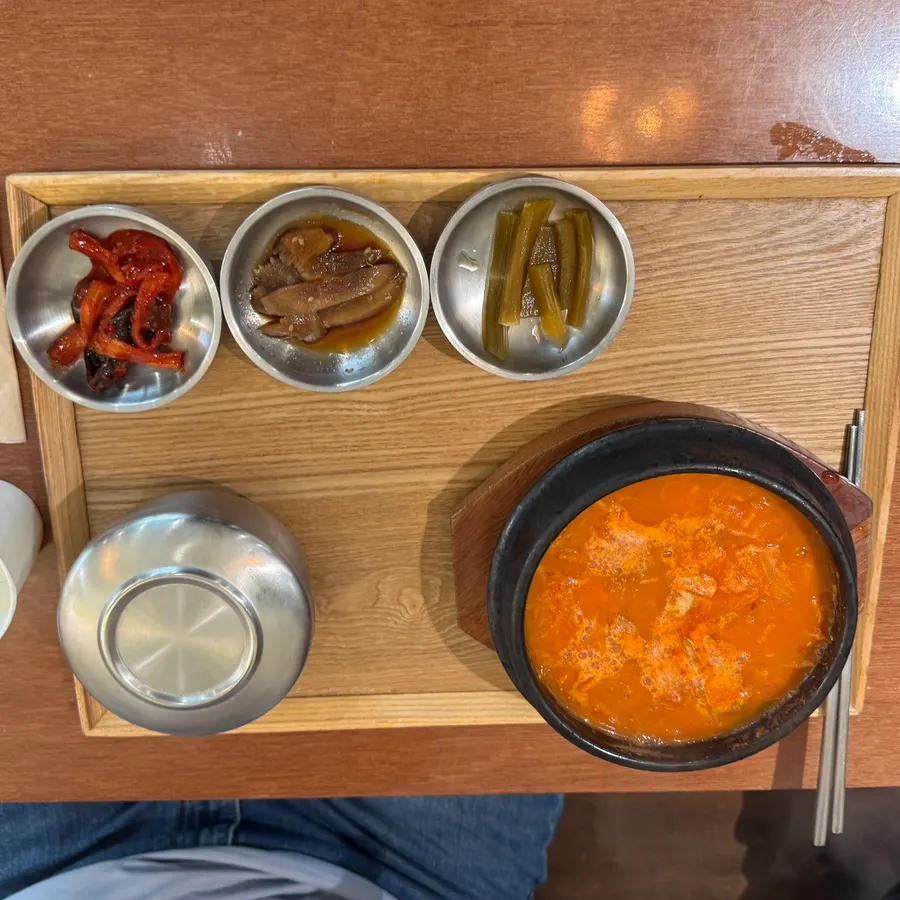 40-year master's kimchi jjigae served in a stone pot