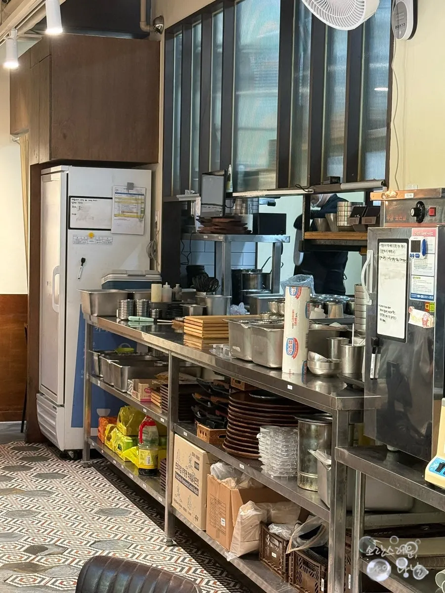 Dining room packed with customers at Cafe Dongyi Chimsan Branch
