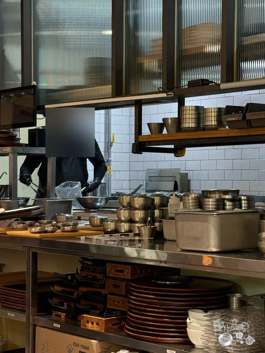 Open kitchen and table seating at Cafe Dongyi Chimsan Branch