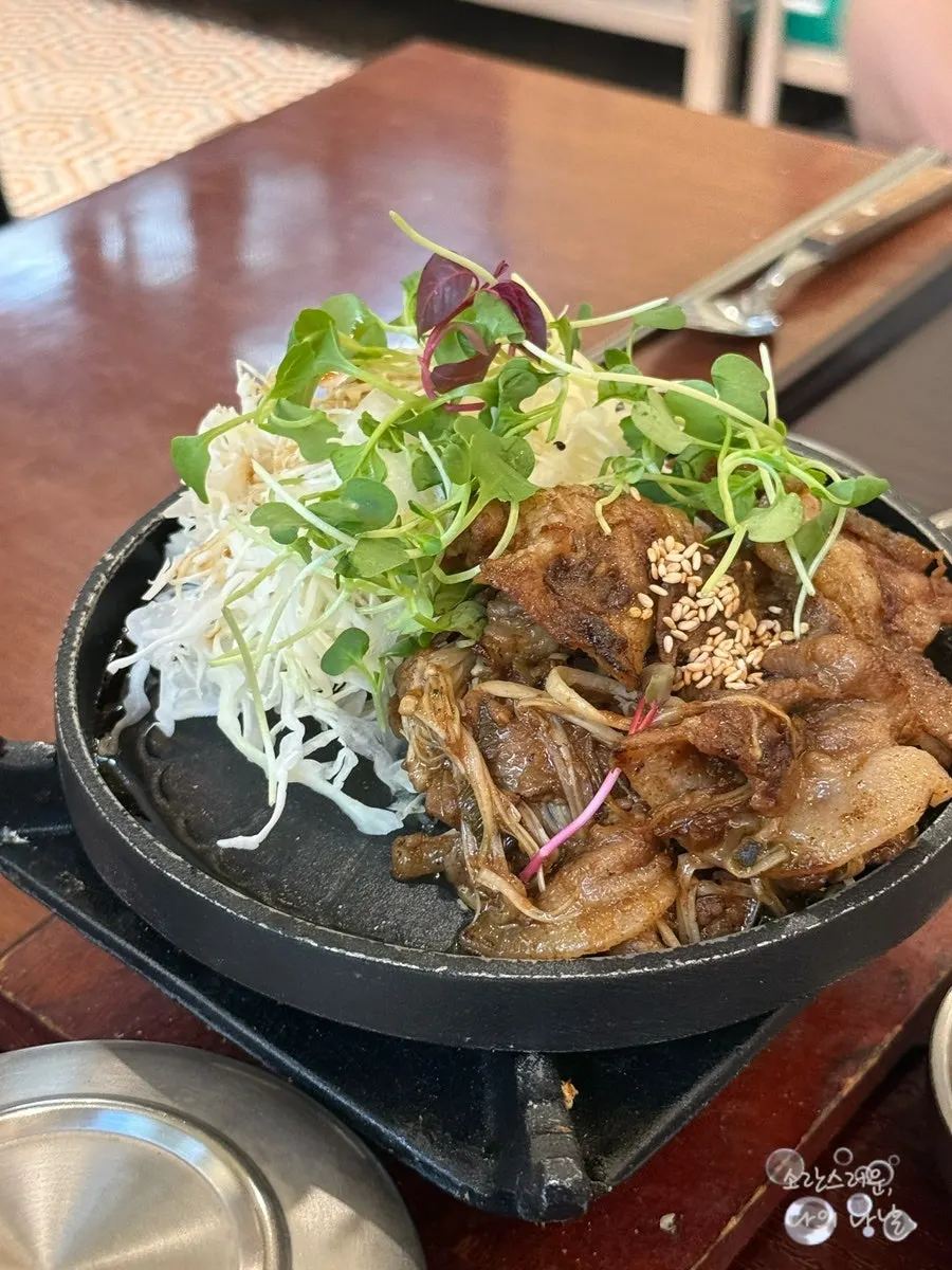 Full spread of the Dongyi grilled jeyuk-bokkeum set