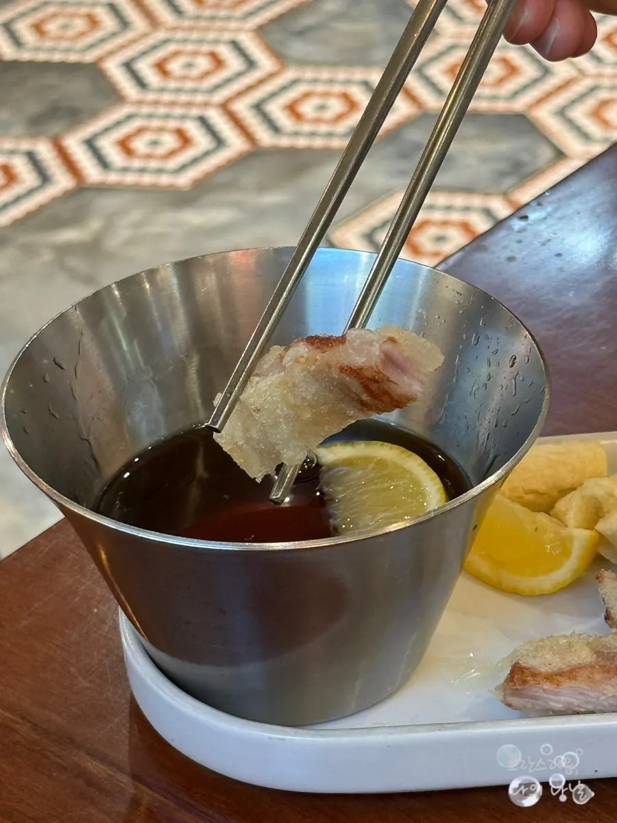 Cross-section of tangsuyuk cut into bite-sized pieces