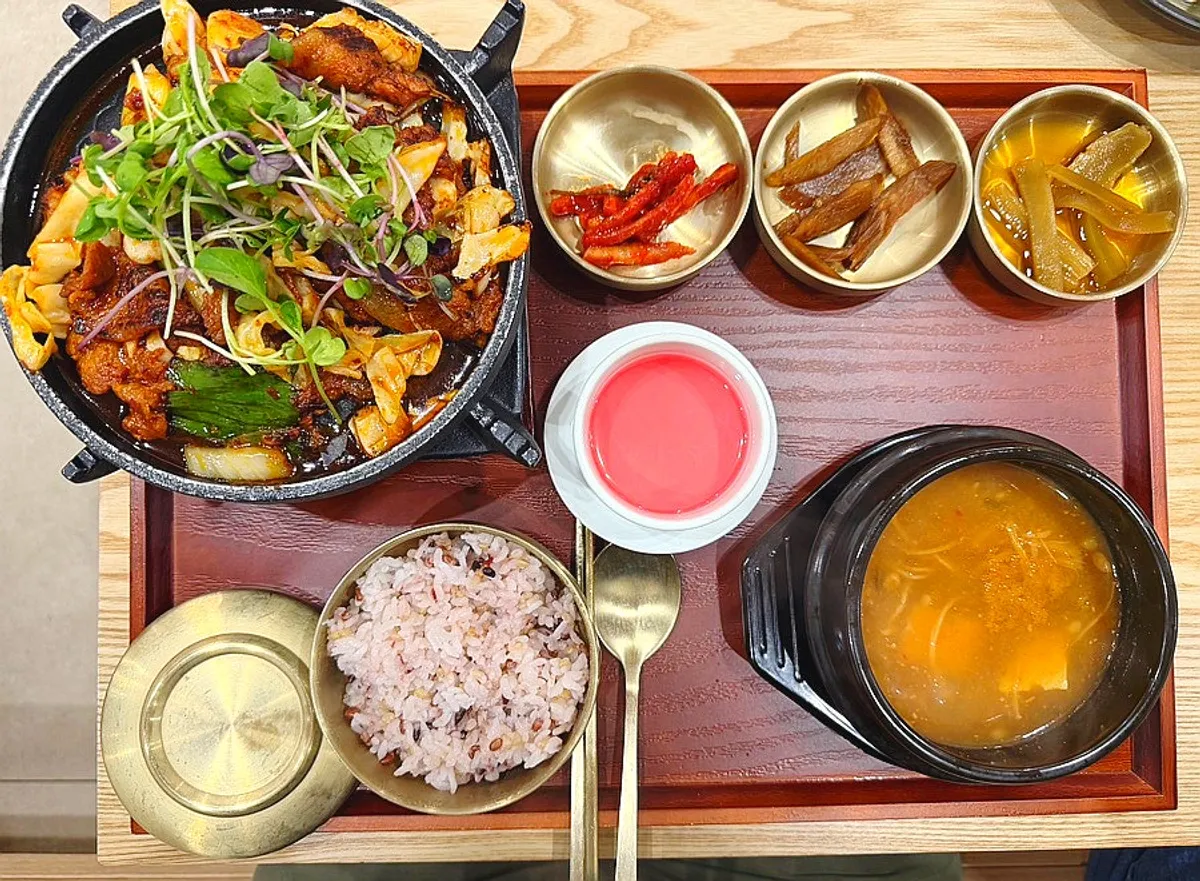 카페동이 대명역점 한정식 상차림