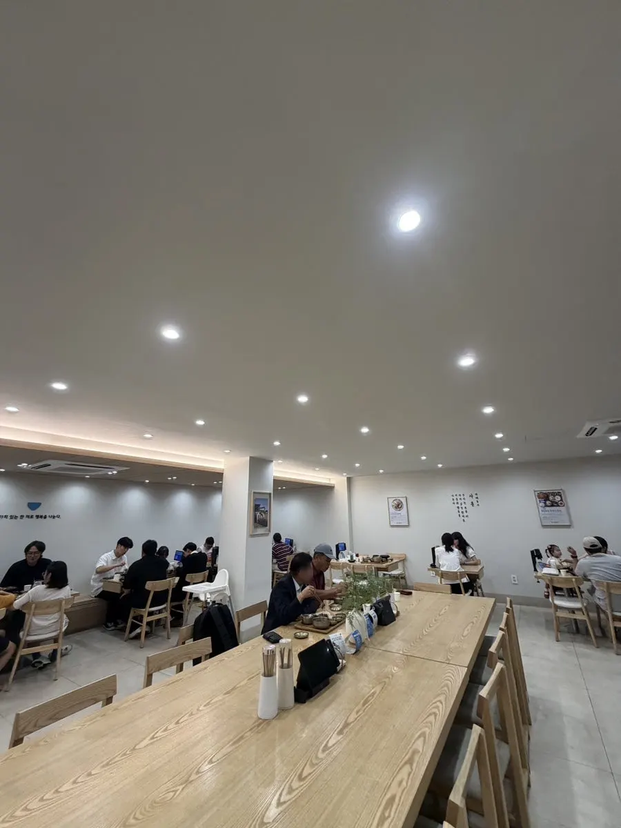 화이트와 우드 조합의 매장 내부