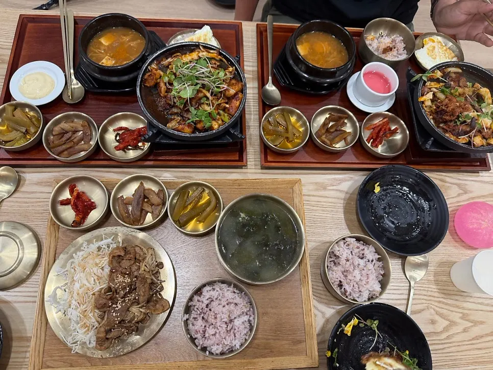 네 가족이 주문한 한정식 한 상