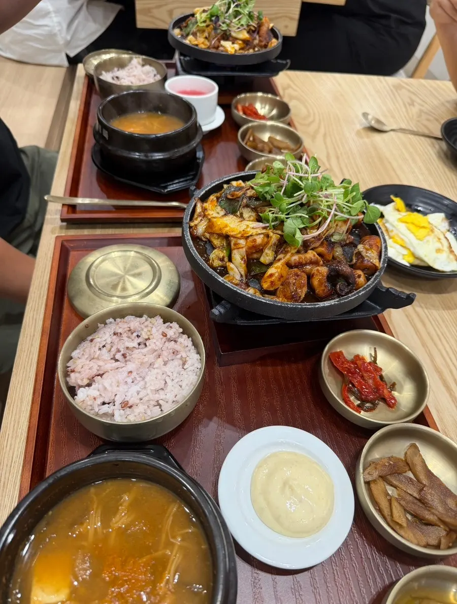 메인과 사이드가 함께 차려진 테이블