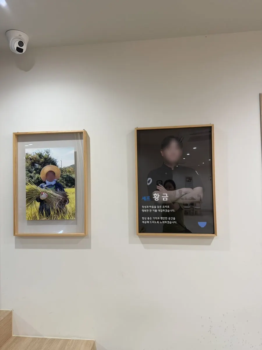 가족 식사 테이블 위 한정식 구성