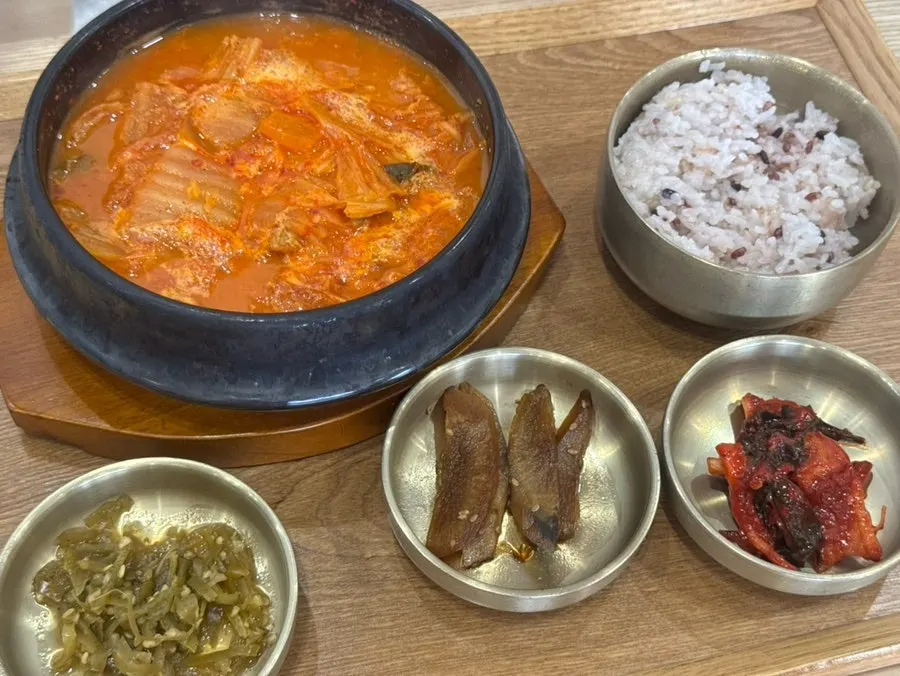 두루치기와 김치찌개, 탕수육 상차림